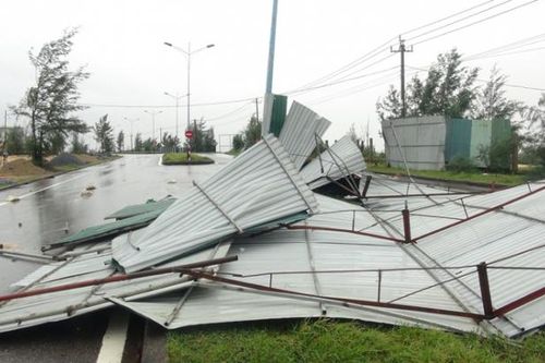 Bão số 13 làm 8 người bị thương, 231 nhà bị tốc mái tại Quảng Bình