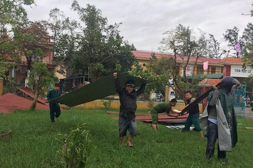Bộ CHQS tỉnh Thừa Thiên Huế giúp người dân khắc phục bão số 13