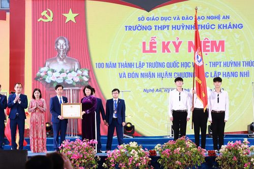 Phó Chủ tịch nước Đặng Thị Ngọc Thịnh dự lễ kỷ niệm 100 năm thành lập và trao Huân chương Độc lập hạng Nhì cho trường Quốc học Vinh