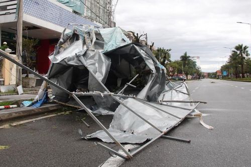 Bão số 13 quần thảo TT-Huế, nhà cửa tốc mái, cây cối gãy đổ