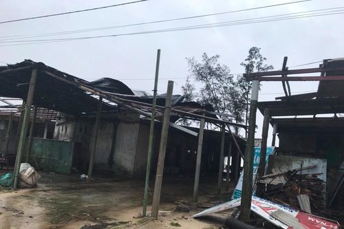 Sóng biển cao 2-3m vượt bờ kè, đánh tan hàng quán ở Cửa Tùng