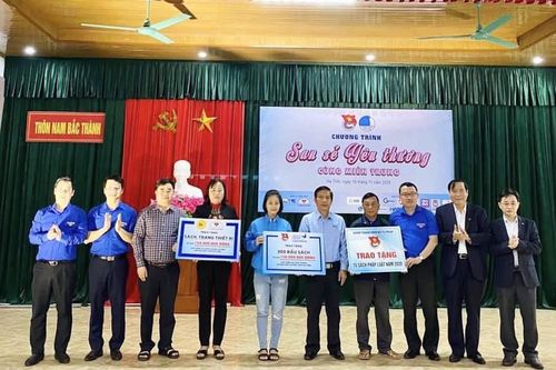 Chia sẻ khó khăn cùng người dân vùng lũ Hà Tĩnh