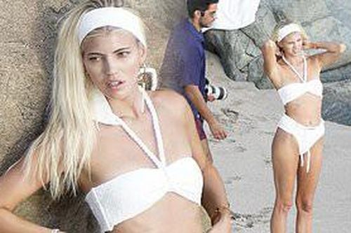 Nàng mẫu cao 1m80 Devon Windsor khoe dáng đẹp như tạc tượng ở biển