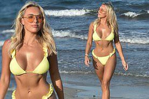 Sao truyền hình 9x gợi cảm 'nảy lửa' với bikini bé xíu ở biển