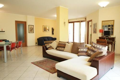 Mẹo bài trí sofa trong phòng khách giúp gia chủ 'ăn nên làm ra'