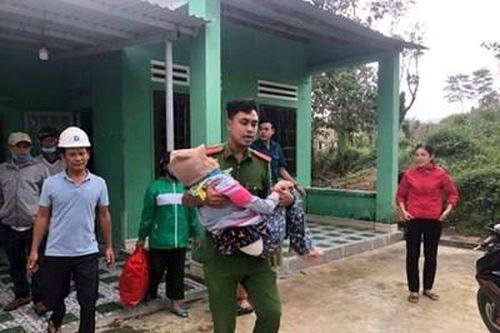 Lực lượng quân đội, công an giúp dân gia cố nhà, di chuyển đến nơi an toàn