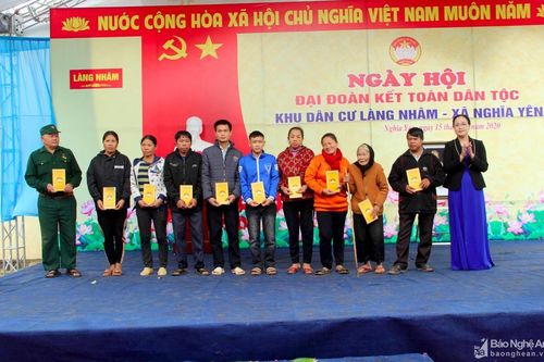 Lãnh đạo Ủy ban MTTQ tỉnh dự ngày hội Đại đoàn kết tại Làng Nhâm, huyện Nghĩa Đàn
