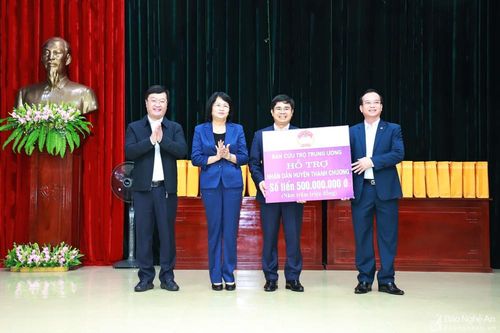 Phó Chủ tịch nước Đặng Thị Ngọc Thịnh trao quà cho người dân và học sinh nghèo tại Thanh Chương