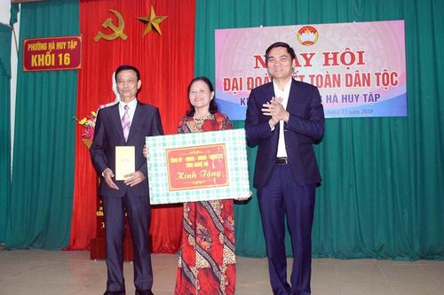 Phó Chủ tịch UBND tỉnh dự Ngày hội Đại đoàn kết tại khối 16 phường Hà Huy Tập (TP Vinh)