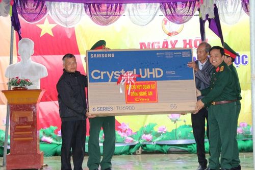 Chỉ huy trưởng Bộ CHQS tỉnh dự Ngày hội đại đoàn kết ở thị xã Hoàng Mai