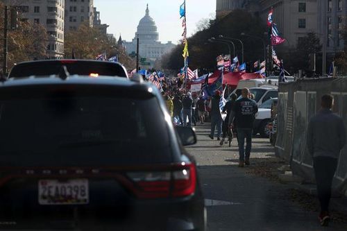 Tổng thống Trump ngồi xe vẫy chào người tuần hành ủng hộ