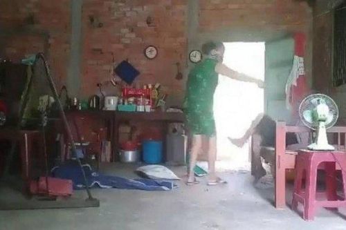Truy tố người phụ nữ đánh đập mẹ già vì không để lại tài sản