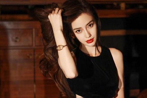Angelababy diện áo cắt xẻ 'bạo' khoe chân dài, 'lưng nuột' sau nghi vấn ly hôn