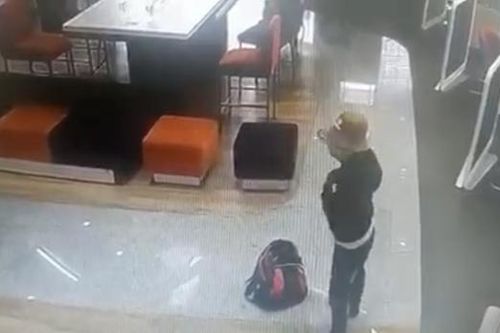 Camera ghi lại quá trình đối tượng tự tẩm xăng dọa cướp tiền ngân hàng