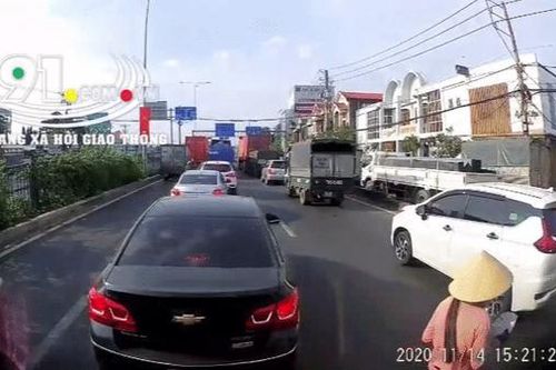 Clip: Nam thanh niên tông trúng người phụ nữ bán vé số trên quốc lộ rồi bỏ chạy