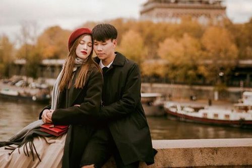 Sang nhà bố mẹ bạn gái ở, cầu thủ Hà Nội FC chăm chỉ nhặt rau quét nhà