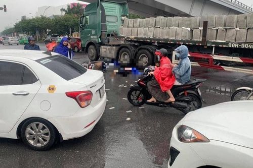 Va chạm với xe tải đầu kéo gần Trung tâm thương mại Aeon Long Biên, 2 người phụ nữ tử vong thương tâm