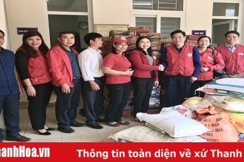 Chương trình 'Hướng về miền Trung' trao quà cho nhân dân vùng lũ 3 tỉnh Hà Tĩnh, Quảng Bình, Quảng Trị