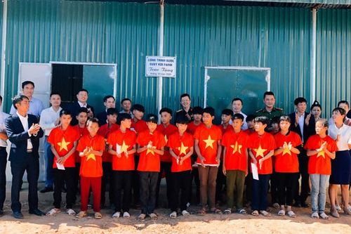 Trao nhà nội trú cho Trường PTDT bán trú THCS Huổi Mí