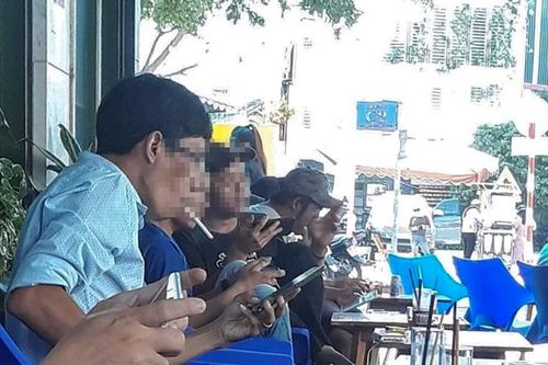 Vẫn còn tình trạng hút thuốc lá nơi đông người