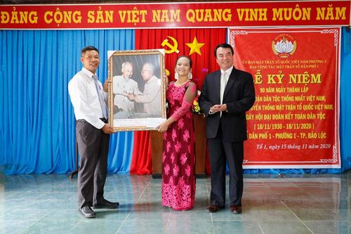 Phó Chủ tịch UBND tỉnh Lâm Đồng Phạm S chung vui ngày hội Đại đoàn kết tại Bảo Lộc