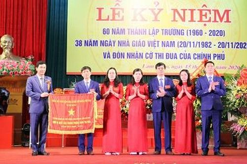 Trường THPT Long Châu Sa kỷ niệm 60 năm thành lập và đón nhận Cờ thi đua của Chính phủ