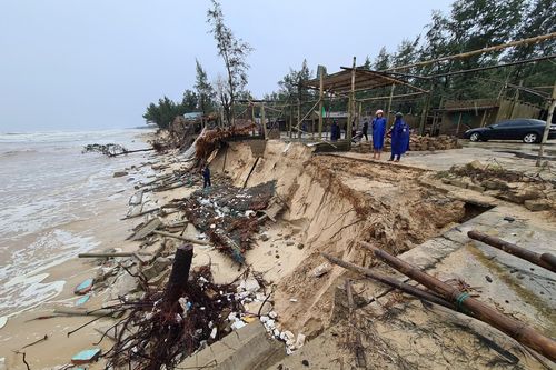 Bão số 13 khiến bờ biển sạt lở nghiêm trọng, nhà tốc mái, cột điện gãy đổ
