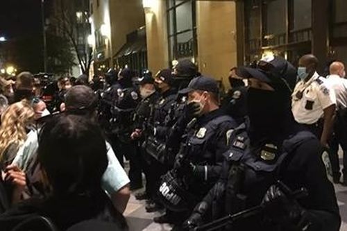 Hỗn chiến giữa người ủng hộ và phản đối ông Trump tại thủ đô nước Mỹ