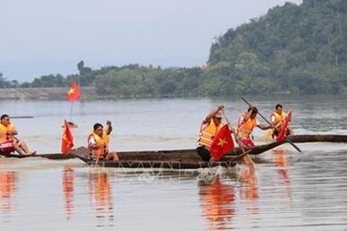 Hội đua thuyền độc mộc trên dòng Pô Cô