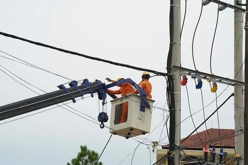 Hơn 411.000 dân 6 tỉnh, thành miền Trung mất điện vì bão số 13
