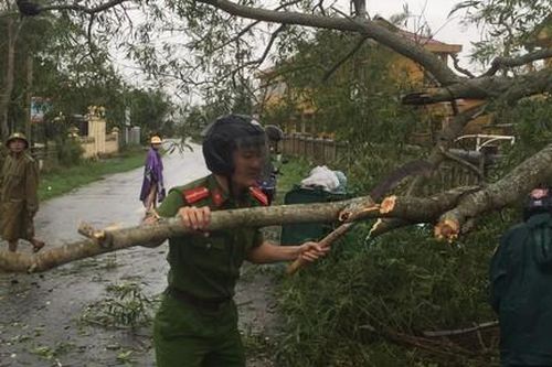 Công an và lực lượng chức năng khắc phục thiệt hại do bão số 13 tại TT-Huế