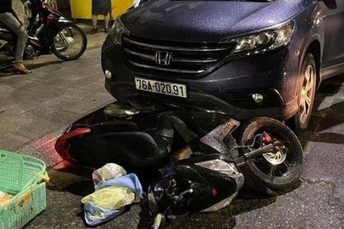 Nữ tài xế lái ôtô tông xe máy chở thai phụ đi sinh, kéo lê hơn 500m
