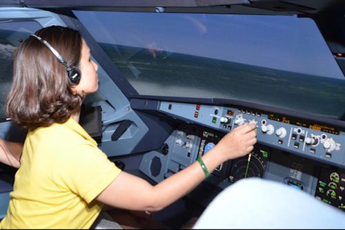 Du khách trải nghiệm làm phi công tại TP.HCM