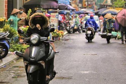 Hà Nội mưa Đông rét mướt sau một đêm trở gió, người dân trùm áo mưa co ro ra đường ngày cuối tuần