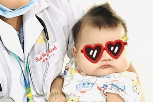 Trắng xinh, bụ bẫm, bé 6 tháng tuổi nhập viện truyền máu gấp vì lý do đau lòng