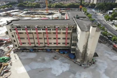 Kỳ lạ tòa nhà 'di chuyển' ở Thượng Hải, Trung Quốc