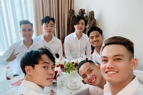 Đội bạn thân Xuân Trường, Tuấn Anh, Văn Toàn... phấn khởi bê tráp cho Công Phượng