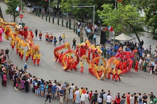 Nhiều hoạt động ở phố đi bộ hồ Hoàn Kiếm