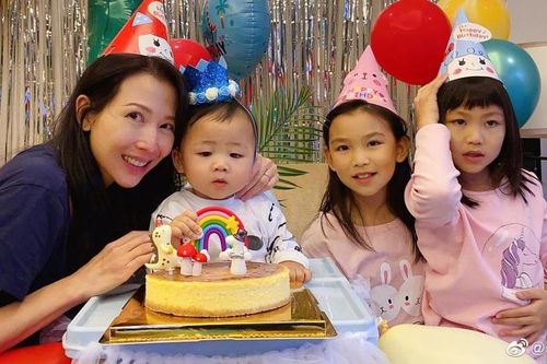 Thái Thiếu Phân mừng sinh nhật con trai