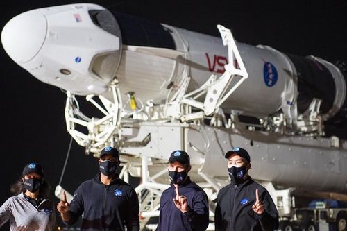 Tàu vũ trụ Crew Dragon đưa bốn phi hành gia vào vũ trụ