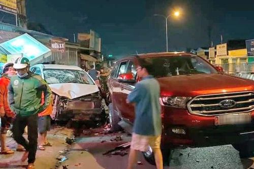 Ôtô 7 chỗ tông 4 người nhậu trên vỉa hè