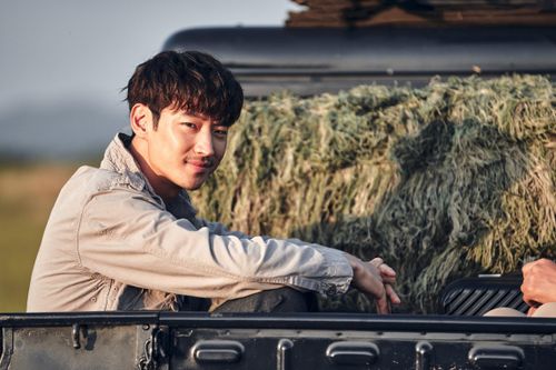Phim 'Kẻ săn mộ' của Lee Je Hoon cán mốc 1 triệu lượt khán giả