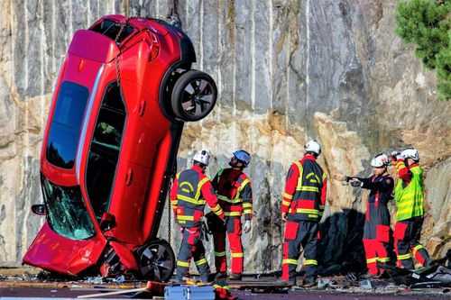Xe Volvo được thả rơi tự do để diễn tập cứu hộ