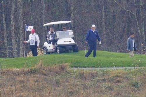 Ông Trump ung dung chơi golf, lái xe trên đồi cỏ vào cuối tuần