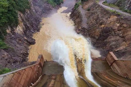 Xử lý nghiêm thủy điện tích nước trái phép trước bão số 13