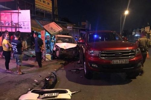 Tai nạn giao thông mới nhất hôm nay 16/11: Tài xế say xỉn, lao ô tô lên vỉa hè tông nhiều người đang ngồi nhậu