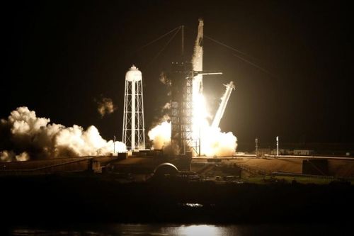 SpaceX bắt đầu sứ mệnh chở phi hành gia lên Trạm vũ trụ