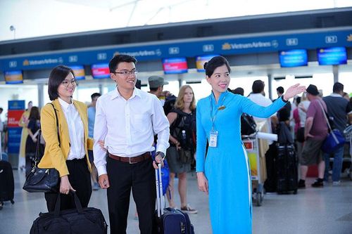 Vietnam Airlines hỗ trợ hành khách ở sân bay Cam Ranh