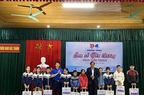 Những chuyến xe 'San sẻ yêu thương cùng miền Trung'