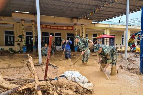 Trường học Quảng Bình khẩn trương khắc phục hậu quả bão số 13, đón HS trở lại